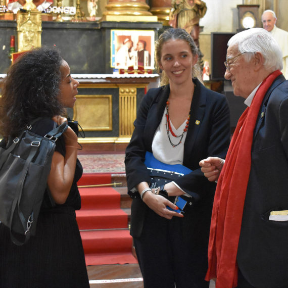 Julissa Reynoso, embajadora de EEUU en España, visita a Mensajeros de la Paz en la Iglesia de San Antón 2